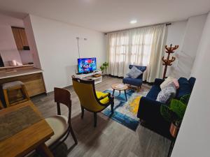 sala de estar con sofá azul y mesa en Apartamento en Filandia, en Filandia