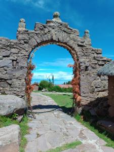 Huillanopampa的住宿－Taquile Familia Celso，旧石墙中的拱门