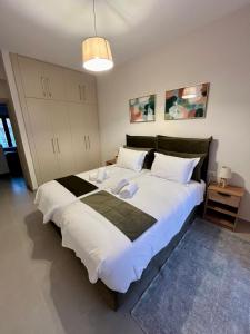 カルペニシにあるMountain Retreat I - Karpenisiのベッドルーム(白いシーツを使用した大型ベッド1台付)