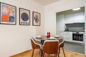 uma cozinha e sala de jantar com mesa e cadeiras em Stylish Lakeside Home by the Jet d'Eau em Genebra