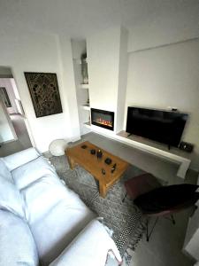sala de estar con sofá y chimenea en Mountain Retreat I - Karpenisi, en Karpenisi