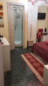 1 dormitorio con 1 cama y ducha a ras de suelo en La Casa di Sonia en Savona