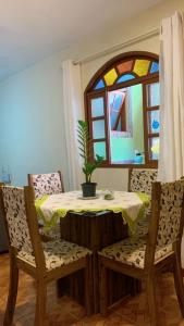 Una mesa y dos sillas con una mesa y un espejo. en Flavia Aluguel Temporada, en Cabo Frío