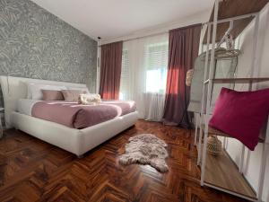 ein Schlafzimmer mit einem Bett und einem weißen Sofa in der Unterkunft Residenza San Rocco in Cavaglià