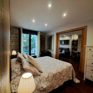Postel nebo postele na pokoji v ubytování Apartamento con terraza al Puente Romano + 22 fotografií