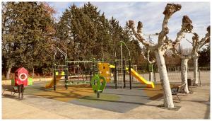 park z placem zabaw ze zjeżdżalniami i drzewem w obiekcie Casa Rural Xixa Landetxea w mieście Miranda de Arga