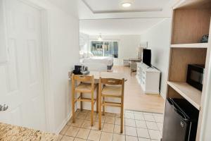 Η κουζίνα ή μικρή κουζίνα στο Essence of the Ocean 2nd Floor Oceanview Room