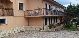 un edificio con un balcón con plantas. en Hotel LA LOGGIA en Castel di Sangro