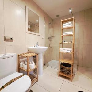 Koupelna v ubytování Apartamento con terraza al Puente Romano
