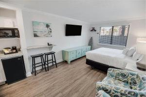 une chambre avec un lit, une table et un canapé dans l'établissement Ultimate Getaway Resort View King Room 1st Flr, à Pawleys Island