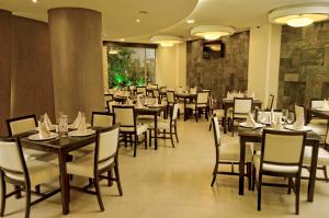 A restaurant or other place to eat at Zamorano Real Hotel