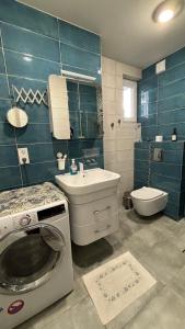 bagno con lavatrice e lavandino di Top Central Place with 2 bedrooms in Sofia a Sofia