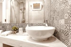 リスボンにあるMartin Vaz Home Designのバスルーム(白いシンク、シャワー付)