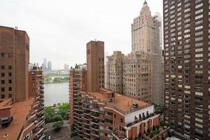 een luchtzicht op een stad met hoge gebouwen bij Spectacular Studio in Manhattan in New York
