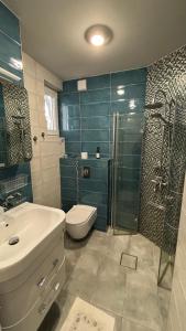 e bagno con servizi igienici e doccia. di Top Central Place with 2 bedrooms in Sofia a Sofia