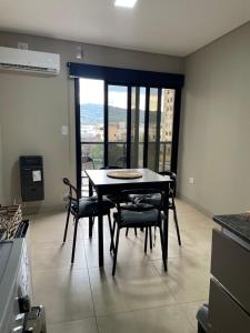 einen Tisch und Stühle in einer Küche mit Fenster in der Unterkunft Departamento céntrico Belgrano II in San Salvador de Jujuy