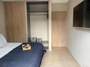 ein Schlafzimmer mit einem Bett und einer Holzkiste darauf in der Unterkunft Departamento céntrico Belgrano II in San Salvador de Jujuy + 6 Fotos