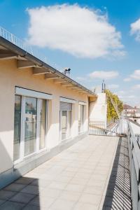 einen Balkon eines Hauses mit Dach in der Unterkunft Hotel Daniel in München