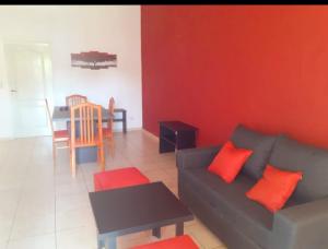 ein Wohnzimmer mit Couch und Tisch in der Unterkunft Departamentos Vila in Mina Clavero