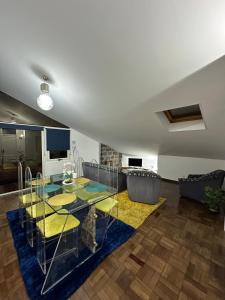 een woonkamer met een glazen tafel en een bank bij Casa dos Amigos Panoramic View in Funchal