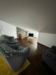 een woonkamer met 3 banken en een kind in een kamer bij Casa dos Amigos Panoramic View in Funchal