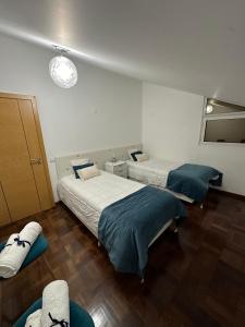 um quarto com duas camas e duas cadeiras em Casa dos Amigos Panoramic View no Funchal