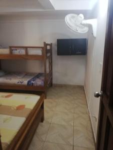 Zimmer mit 2 Etagenbetten und einer Decke in der Unterkunft Casa Madrigueña in Rincón