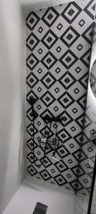 Habitación con techo estampado en blanco y negro. en Denia Beach Apartment Jardín privado y piscina, en El Verger