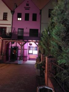 fioletowy budynek z balkonem i domem w obiekcie Głogów przy Starówce w Głogowie