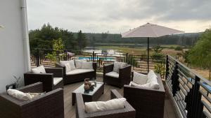 d'une terrasse avec des chaises et un parasol sur le balcon. dans l'établissement Hotel Boutique Las Taguas, à Constitución