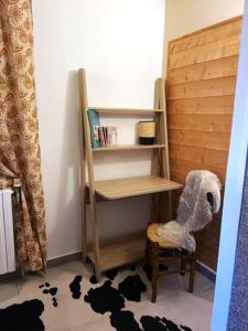 une chambre avec une étagère et une chaise dans l'établissement Le Logis de Bamby, à Ancelle