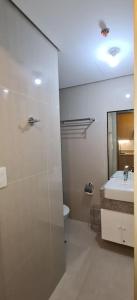 ein Bad mit einer Dusche, einem Waschbecken und einem WC in der Unterkunft The Glen Haven - Twin Lakes Tagaytay in Tagaytay