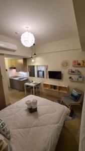 Zimmer mit einem Bett und einem Wohnzimmer in der Unterkunft The Glen Haven - Twin Lakes Tagaytay in Tagaytay