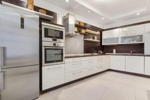 Kuchyňa alebo kuchynka v ubytovaní Grand Elegant Apartment