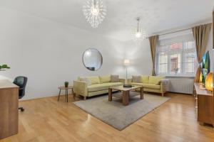 Posedenie v ubytovaní Grand Elegant Apartment