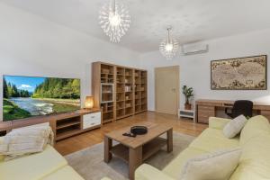 Posedenie v ubytovaní Grand Elegant Apartment