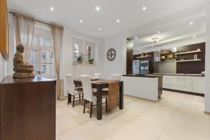 Kuchyňa alebo kuchynka v ubytovaní Grand Elegant Apartment