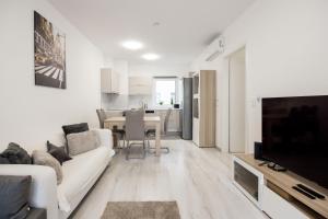 Телевизор и/или развлекательный центр в BB Apartment - 2BR with parking close to centre