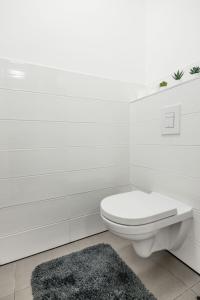 Ванная комната в BB Apartment - 2BR with parking close to centre +18 фотографий