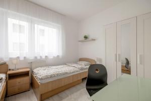 Кровать или кровати в номере BB Apartment - 2BR with parking close to centre
