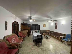 a living room with a couch and a table at Maravilhosa Casa a 20 Metros da PRAIA in Caraguatatuba