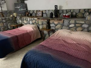 Giường trong phòng chung tại El Nido del Aguila