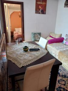 Studio Amine avec une terasse privée في الرباط: غرفة طعام مع طاولة وسرير