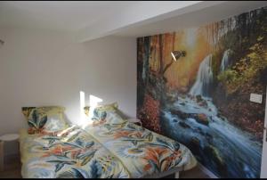 um quarto com uma pintura na parede ao lado de uma cama em Gîte du Champ De La Pierre em Faymont