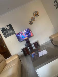 sala de estar con sofá y mesa de cristal en Adriel homes and tours en Kigali