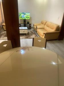 sala de estar con sofá y mesa en Adriel homes and tours en Kigali