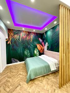 - une chambre avec un lit et du papier peint tropical dans l'établissement Loft in Borgo, à Naples