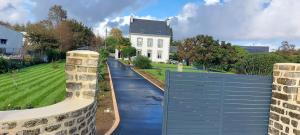 PluguffanにあるStudio à la Petite Boissière proximité des plages et de la gare SNCFの通りの前門のある家