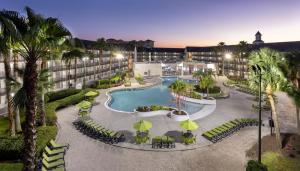 einen Luftblick auf ein Resort mit einem Pool in der Unterkunft Avanti International Resort in Orlando