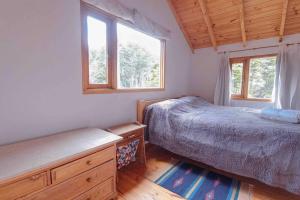 um quarto com 2 camas e 2 janelas em Cabaña Dakota, Ushuaia em Ushuaia